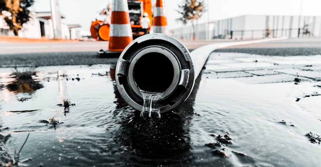 Descarga de agua tratada en obra hidráulica